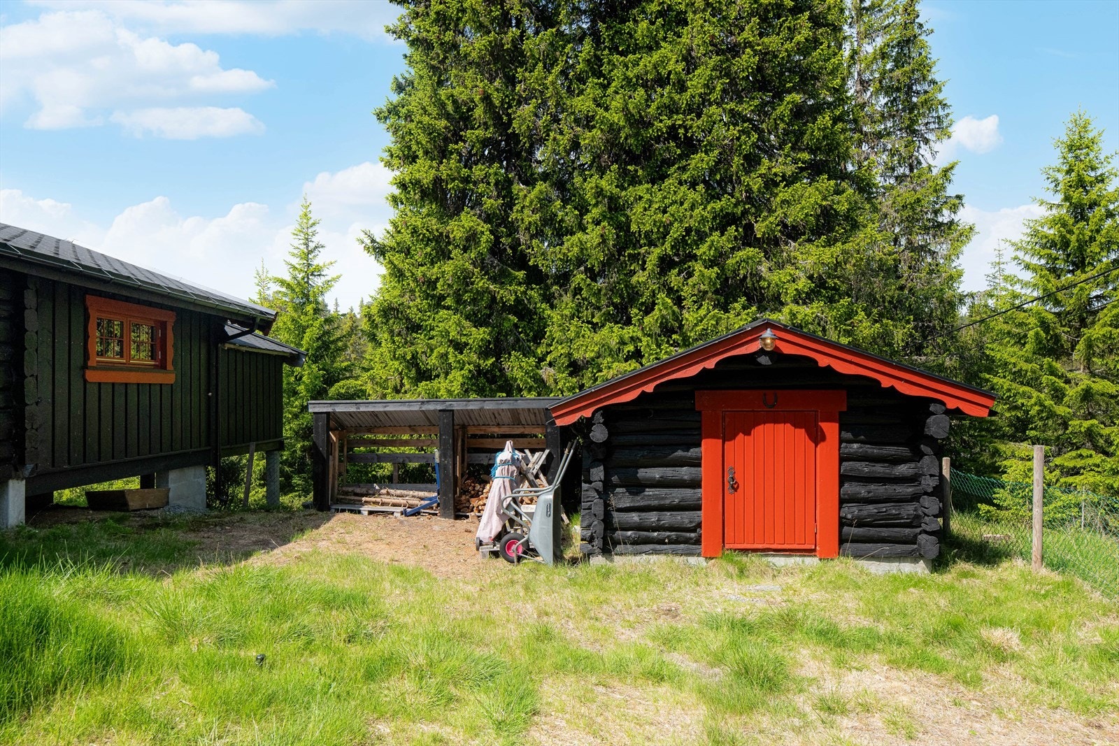 Det er i tillegg en vedbod på eiendommen fra 1975. Galleribilde