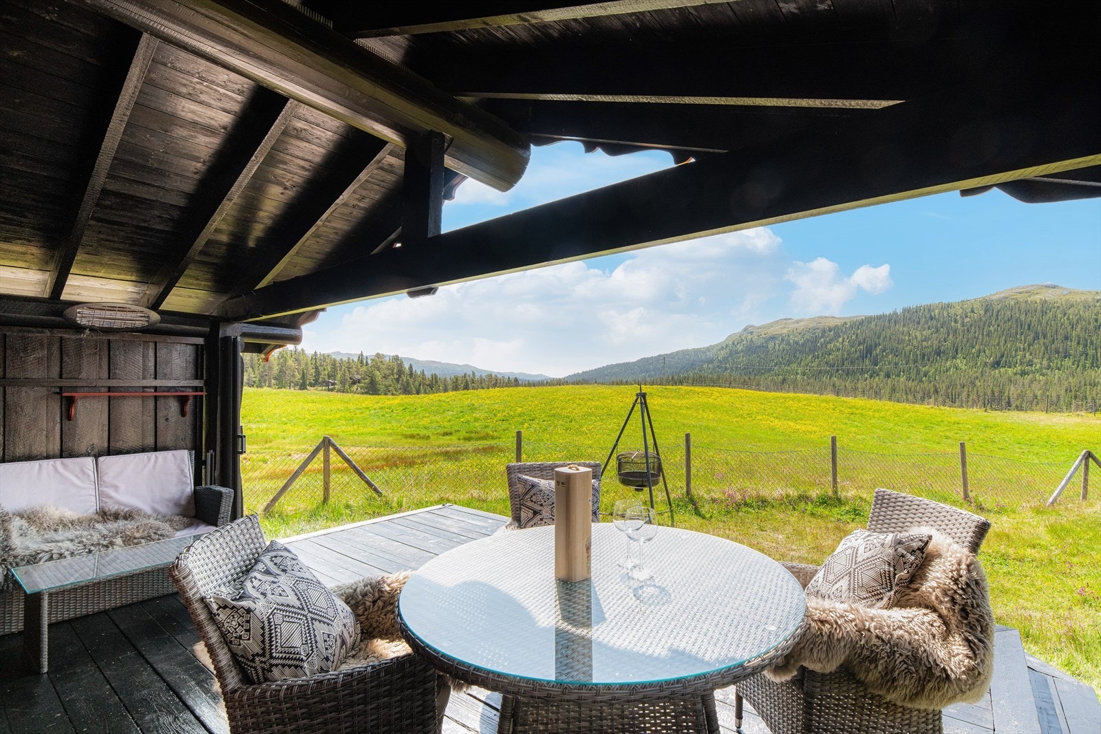 Også fra denne uteplassen er det nydelig utsyn. Galleribilde