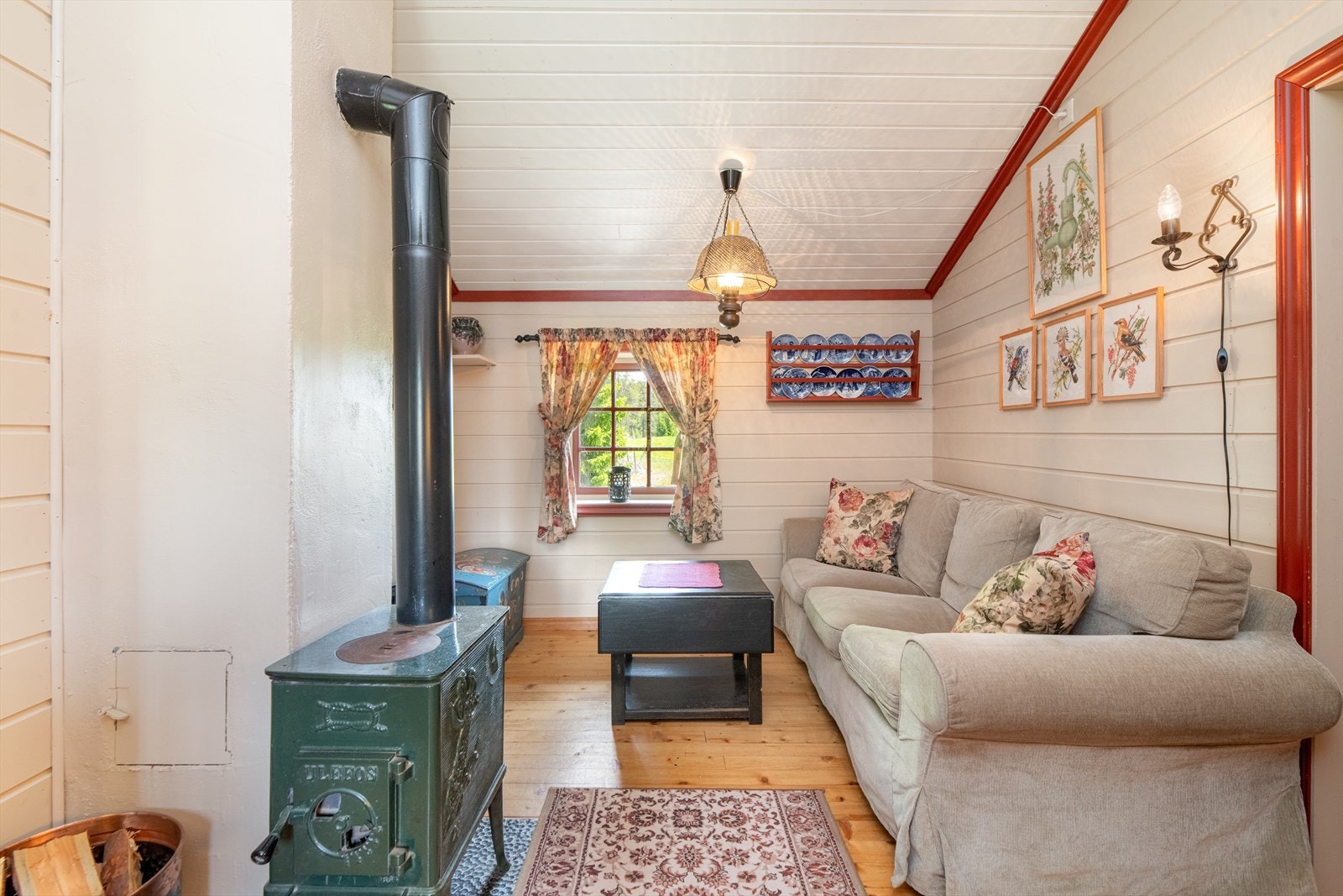 Annekset er lyst og koselig med god takhøyde. I stue/kjøkken er det en vedovn. Galleribilde