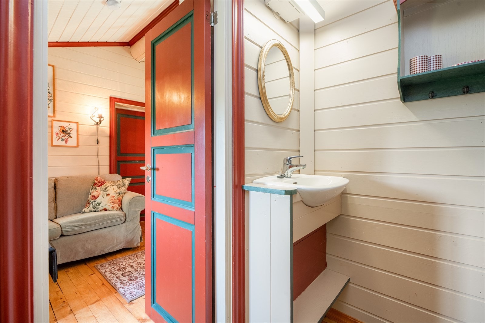 Begge soverommene har vask og speil med stellemuligheter. Galleribilde