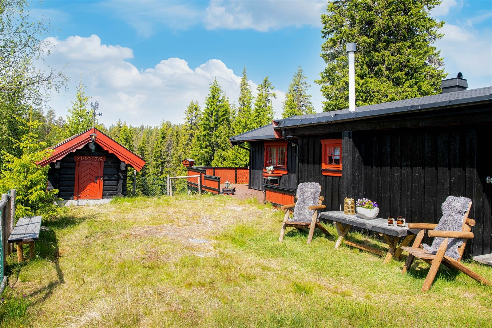 Uteplassen ved hytta er fra 2019, og strekker seg rundt to av hytta yttervegger. Galleribilde