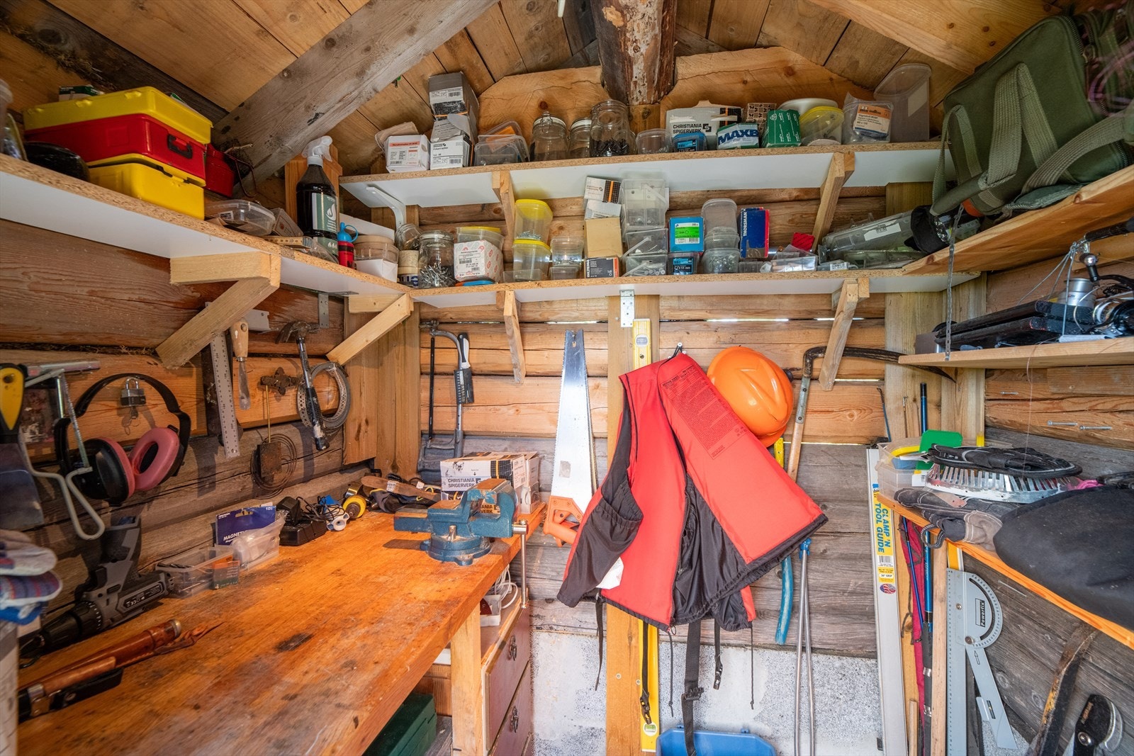 "Storstova" benyttes i dag til verksted og bod for verktøy. Den er ca. 2 kvm stor, og har plass til diverse verktøy og en praktisk benk. Galleribilde