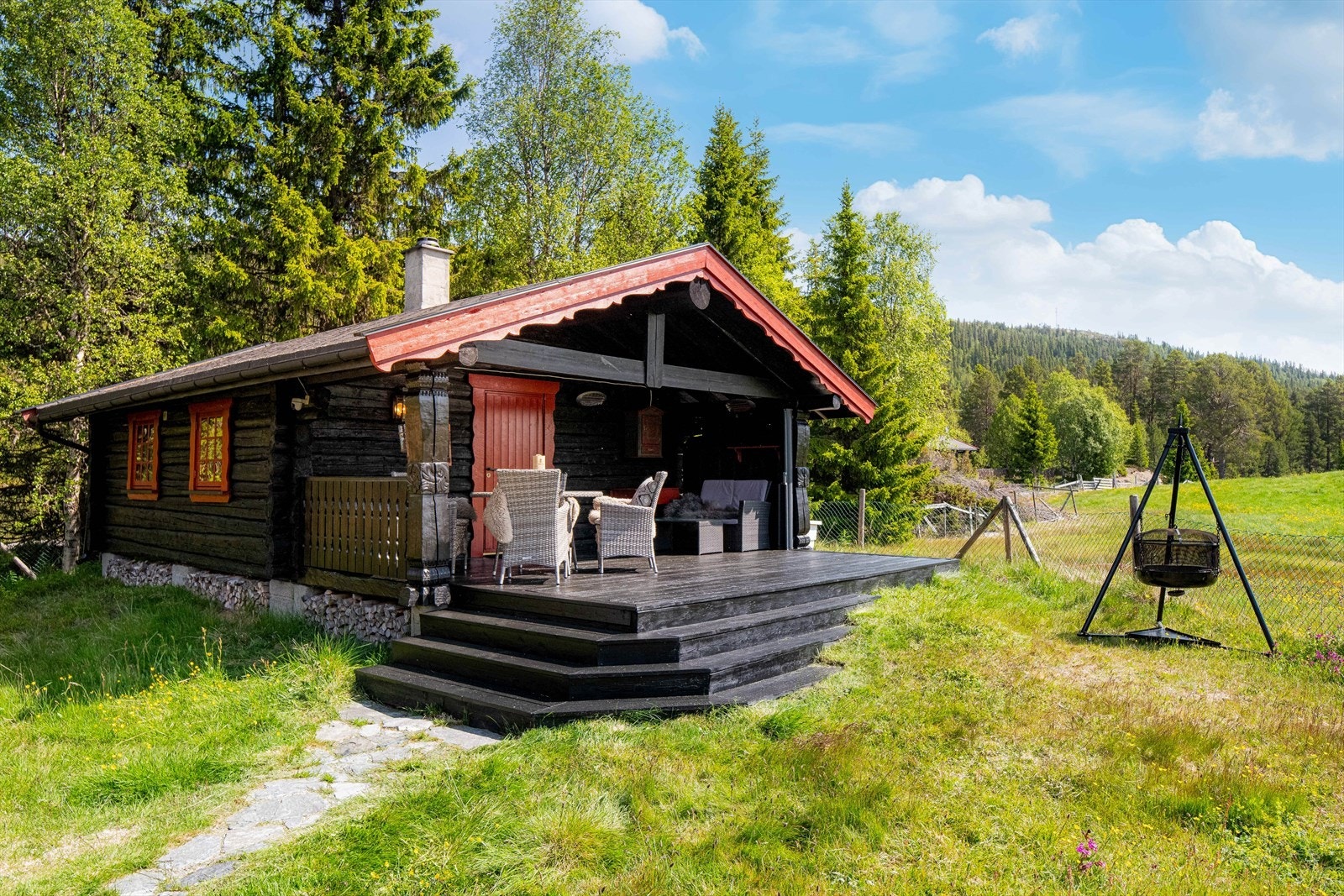 Annekset er oppført i 1988 og er 26 kvm stort. I tilknytning til annekset er det også en flott veranda med trapp ned til terrenget. Galleribilde