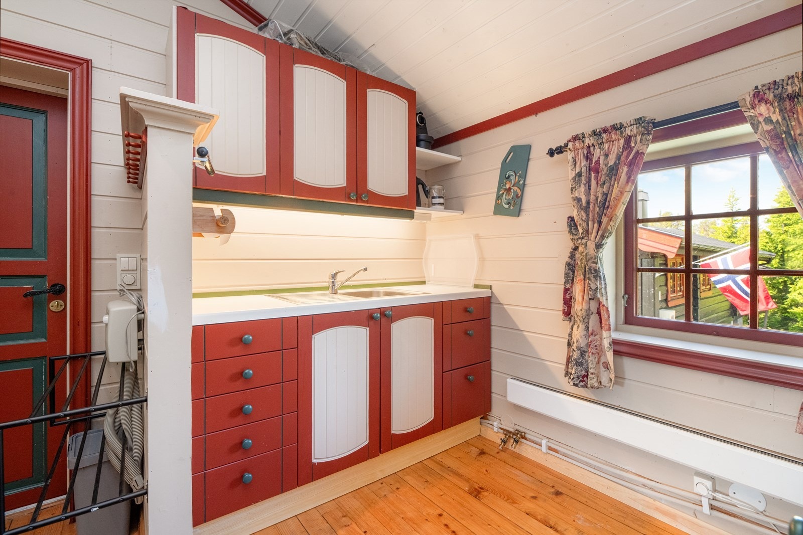 Her er det en enkel kjøkkeninnredning med innlagt vann og avløp til terreng. Det er også innlagt strøm i annekset. Galleribilde