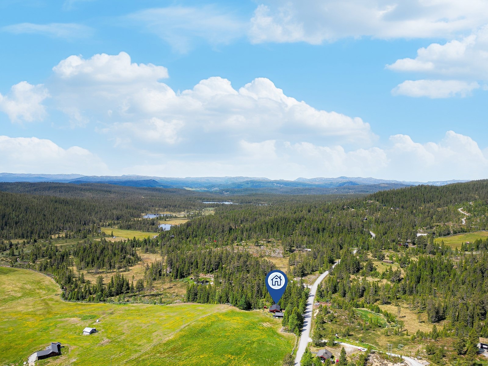 Eiendommen ligger fint til i naturskjønne omgivelser i Skirvedalen, som er en naturlig inngangsport til Hardangervidda og et glimrende utgangspunkt for den som søker friluftsliv og naturopplevelser. Galleribilde