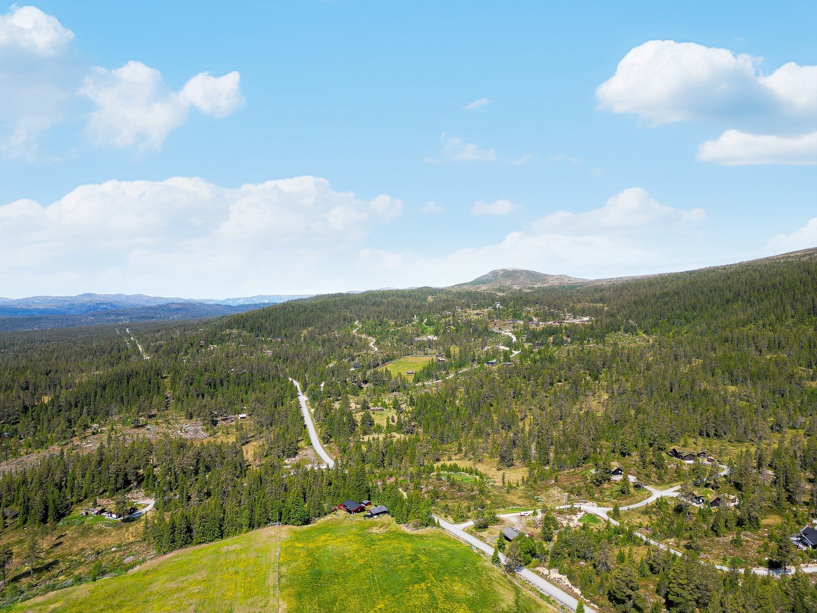 Fra eiendommen er det ca. 15 minutter med bil til sentrum av Tinn Austbygd. I sentrum finnes det interiør- og malebutikk, Kiwi dagligvare, bank og et lokalt bakeri. Galleribilde