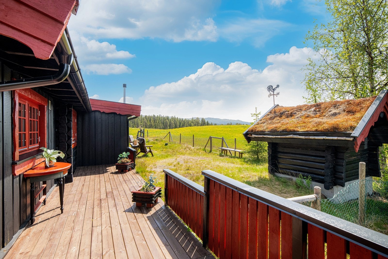 Her har hytta en stor og usjenert terrasse og veranda med nydelig utsyn mot fantastiske nærområder. Galleribilde