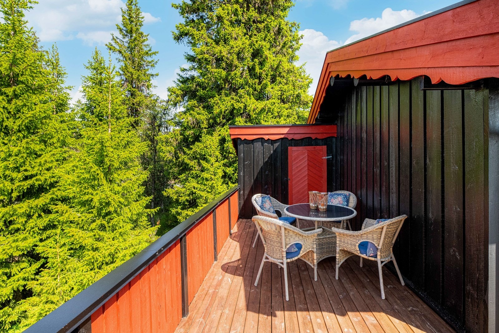 Ved denne uteplassen er det en praktisk tilliggende utebod. Galleribilde