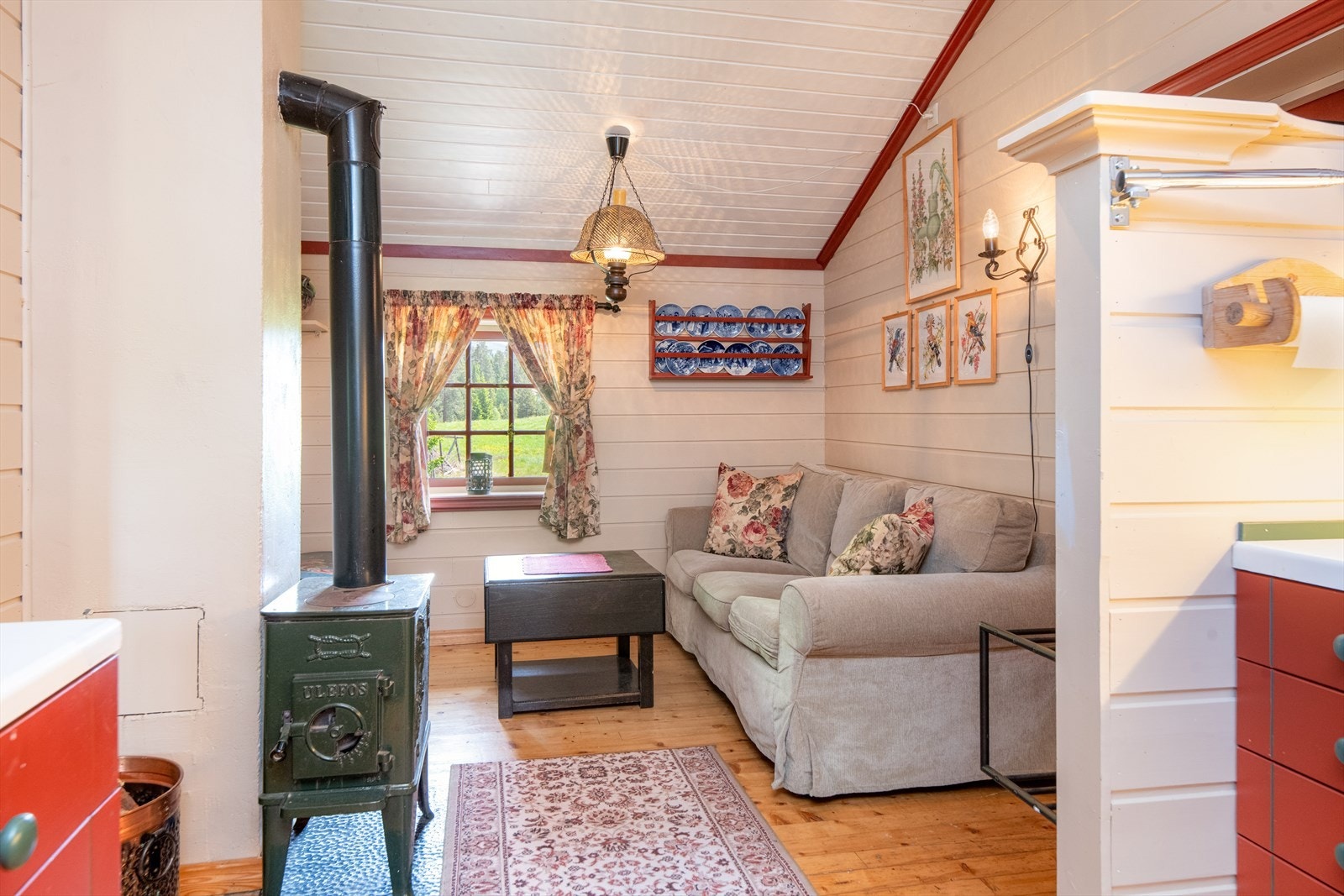 Annekset fungerer perfekt som en gjestehytte og inneholder stue/kjøkken og to soverom. Det er gulv i heltre og trepanel på vegger. Galleribilde