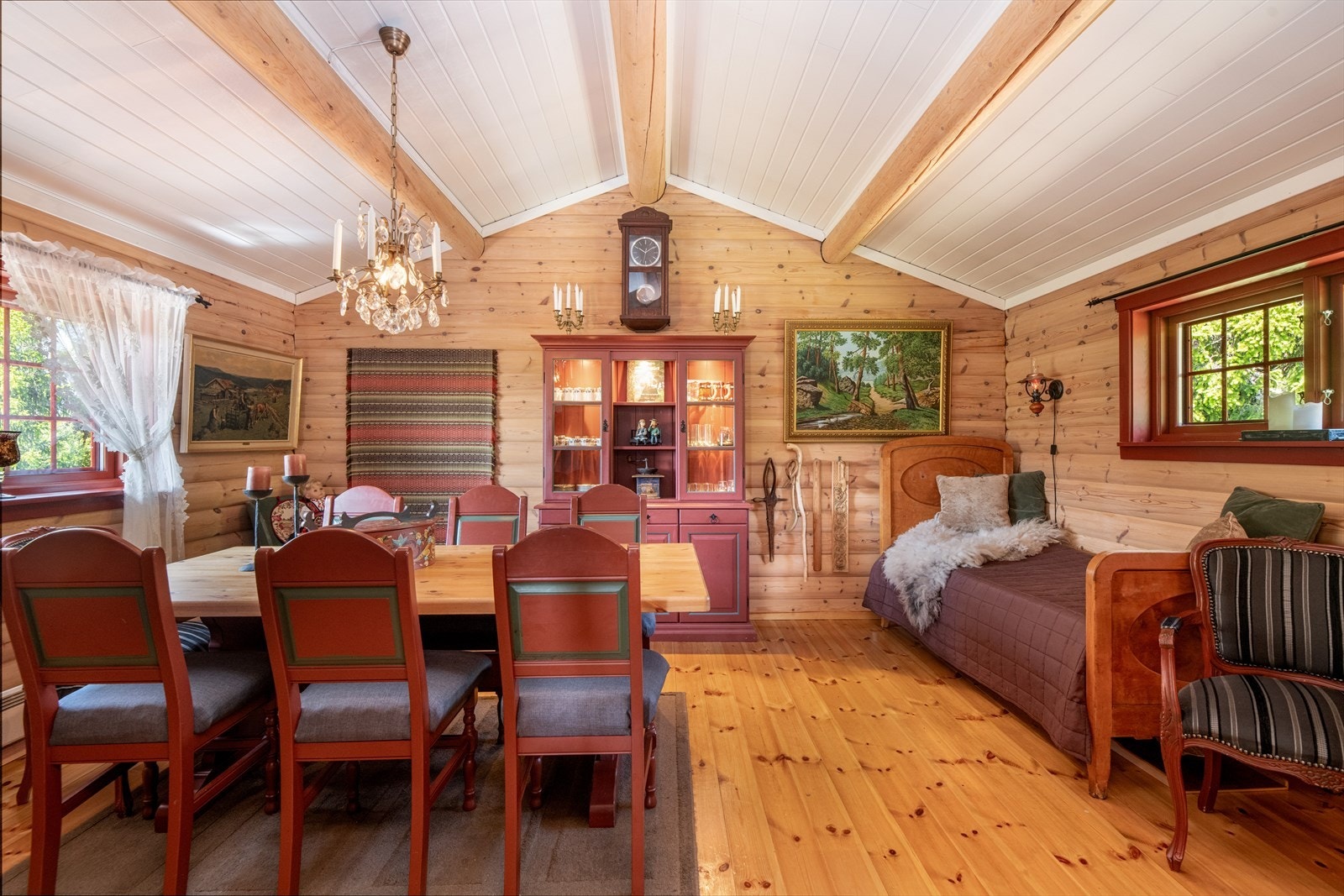 Rommet er lyst og trivelig med god takhøyde. Galleribilde