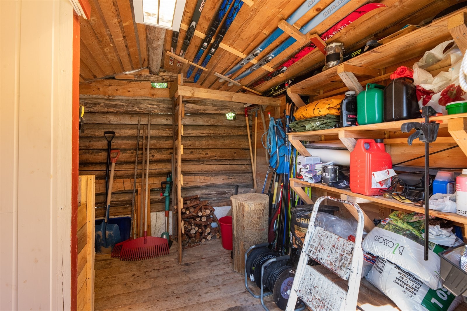 Vedboden er 8 kvm stor, og inneholder vedbod og utedo. Galleribilde