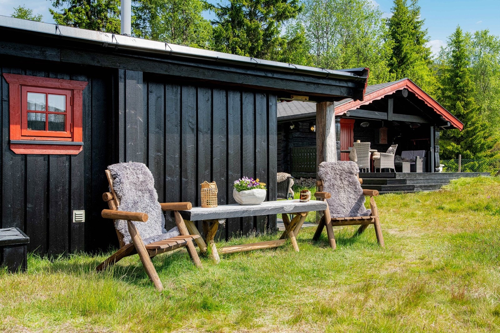 Eiendommen har en pen tomt på 820,90 kvm med naturlig vegetasjon. Deler av eiendommen er inngjerdet og har flere hyggelige uteplasser. Galleribilde