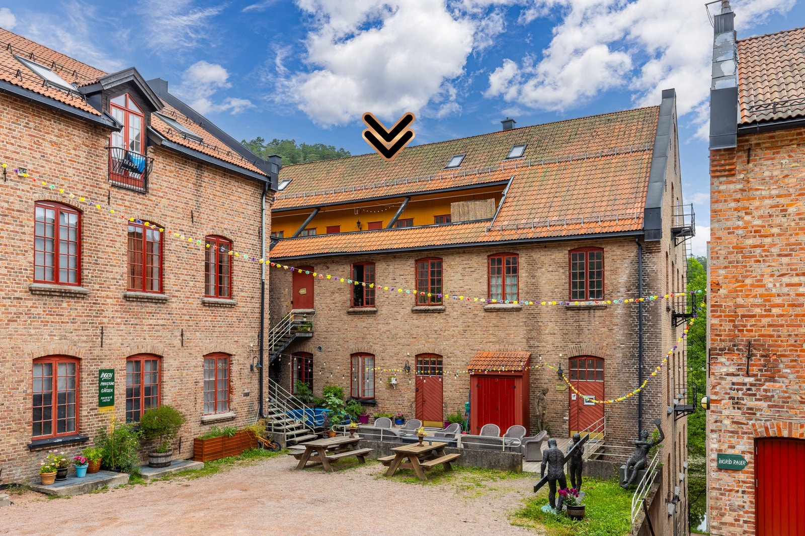 Boligen har en flott intern beliggenhet på toppen med tilgang til trivelige felles uteplasser. Galleribilde