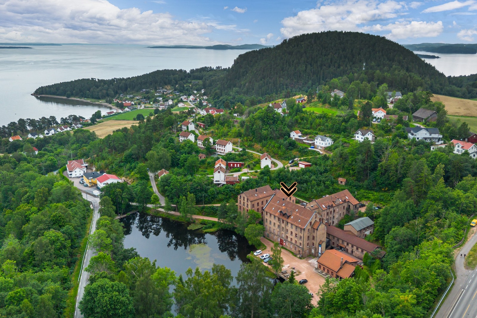 Boligen ligger i umiddelbar nærhet til fjorden og idylliske turstier i marka eller ved fjorden. Galleribilde