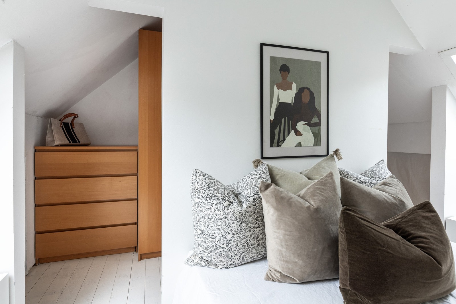 Bak sengen er det walk-in garderobe Galleribilde