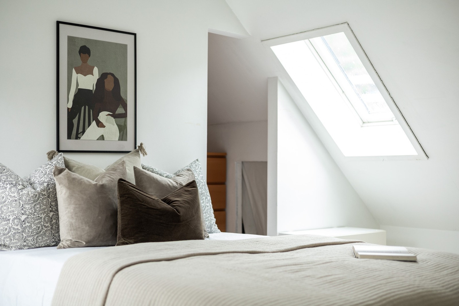 Soverom i loftsetasje byr på egen walk-in garderobe. Galleribilde