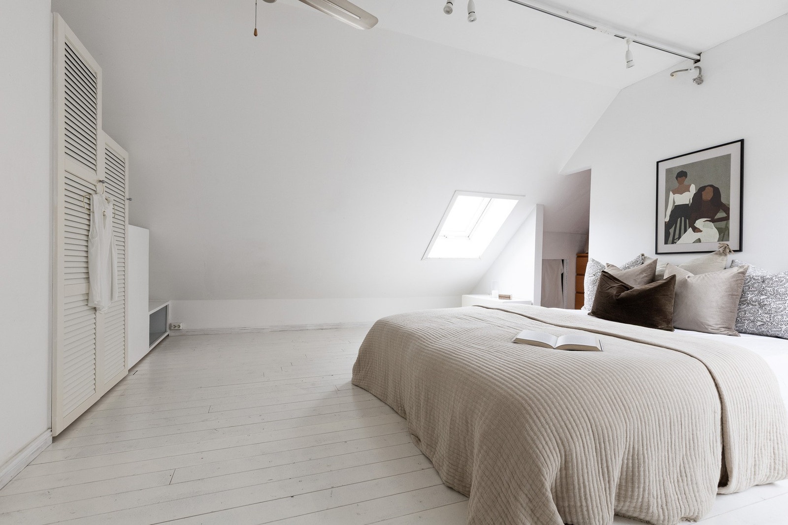 Ytterligere god skapplass på soverommet. Galleribilde