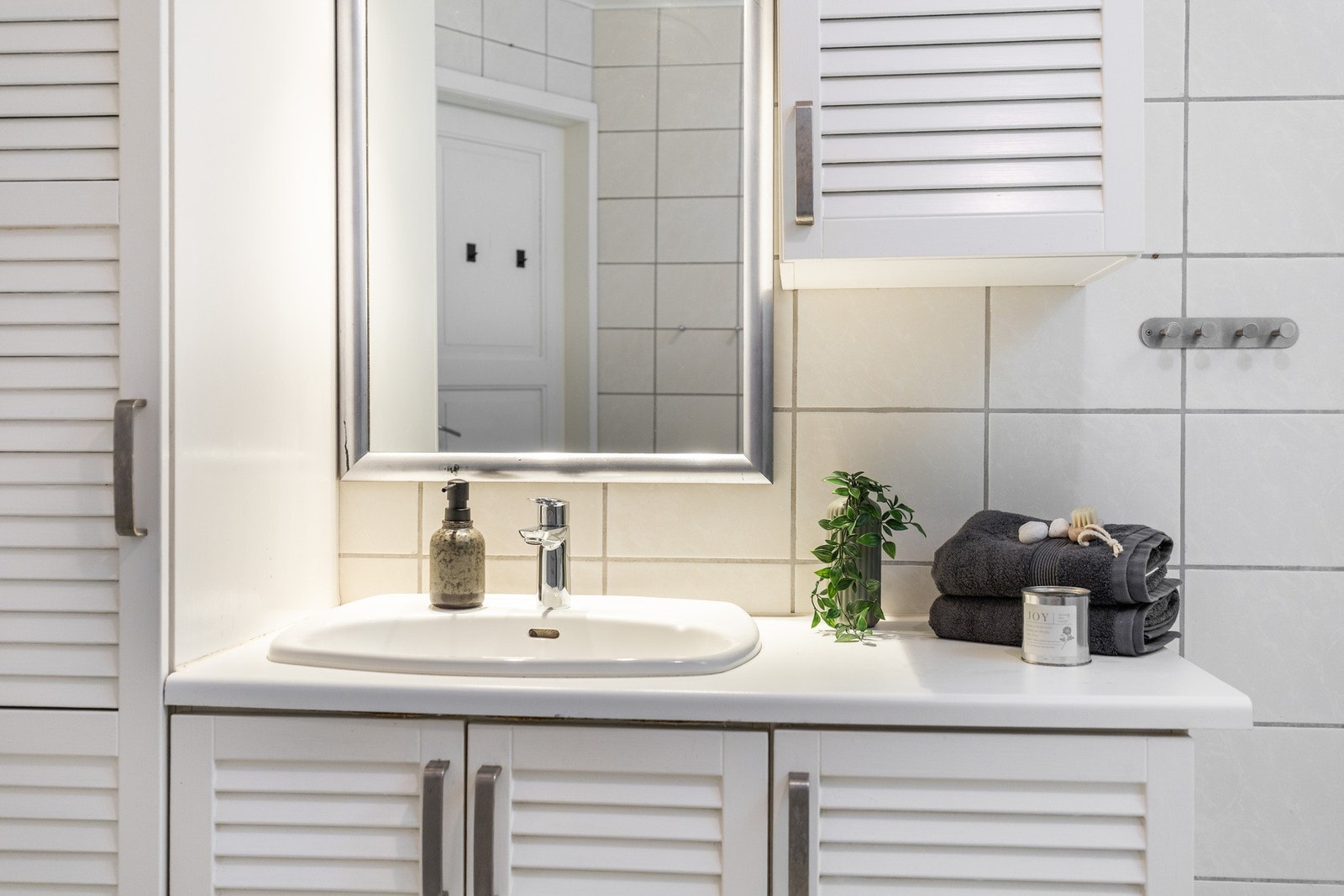 Baderommet er utstyrt med servant, dusjkabinett og toalett. Galleribilde