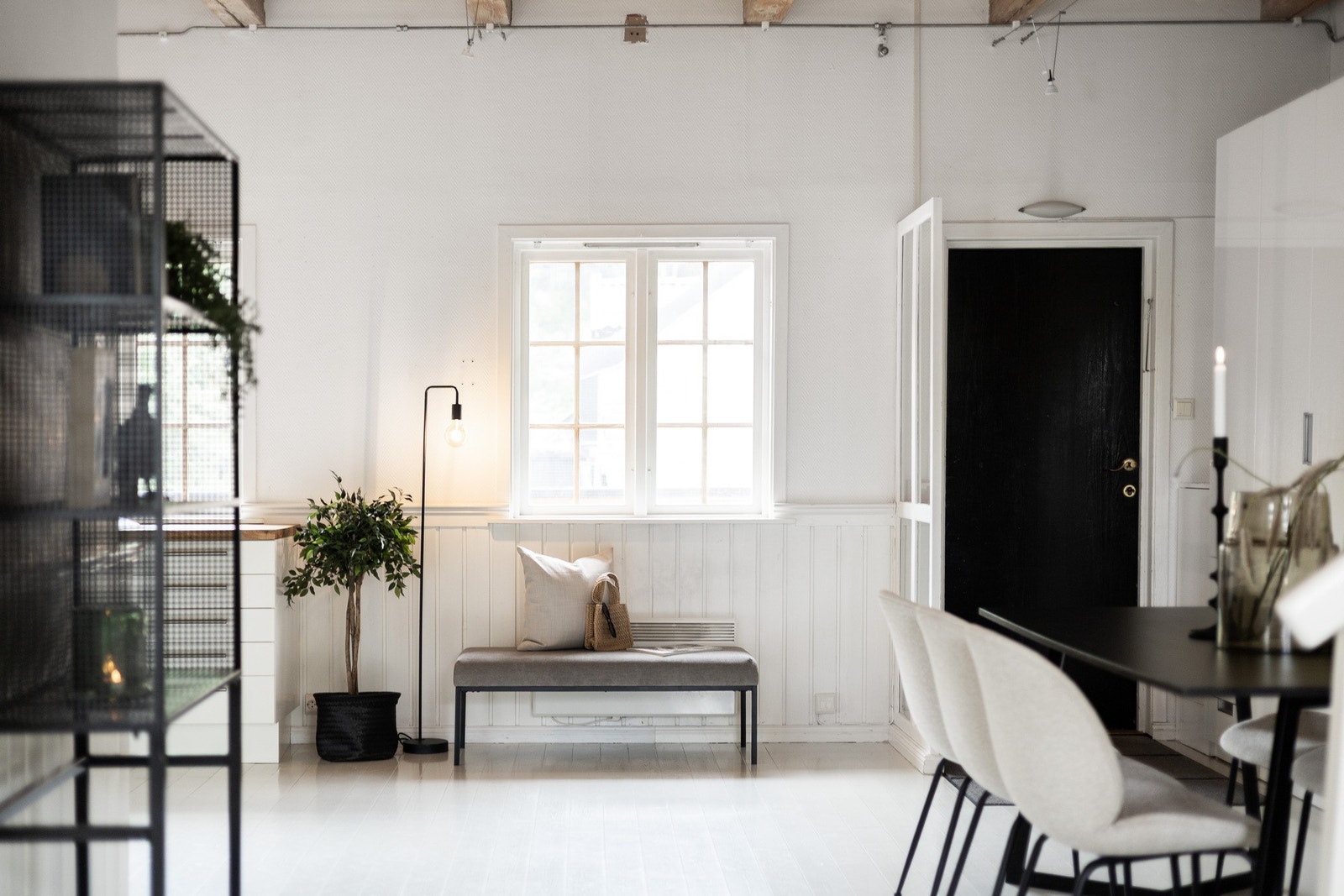 Gjennomgående planløsning sikrer rikelig med naturlig lys i leiligheten. Galleribilde