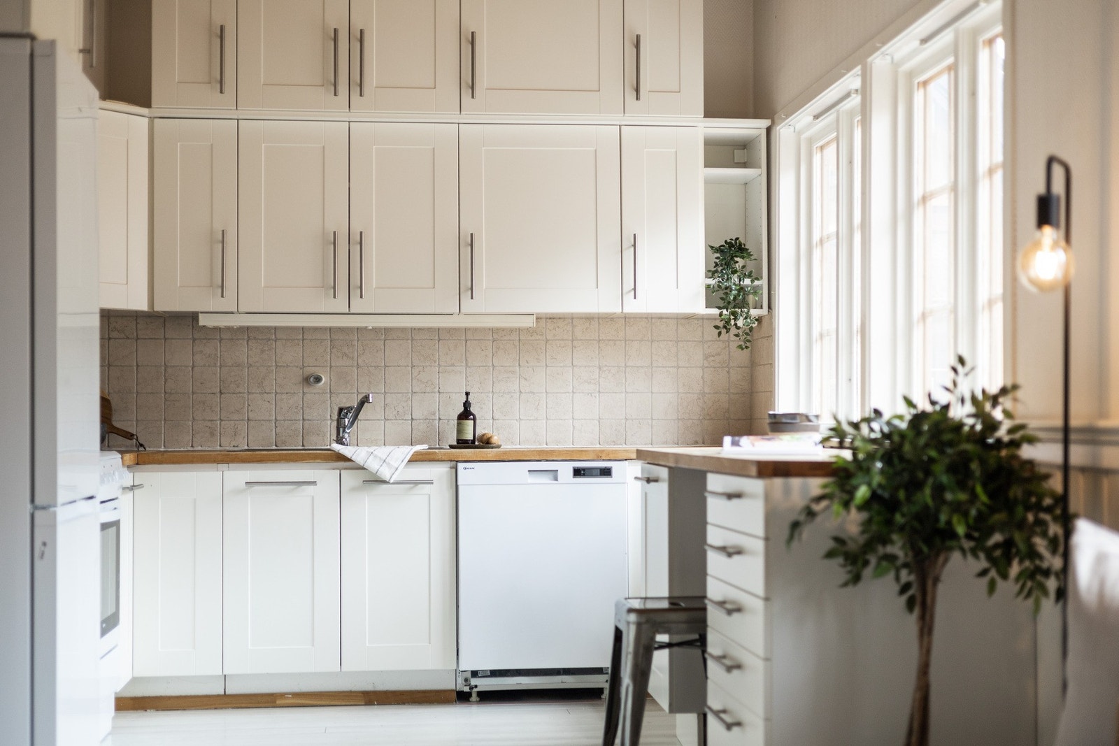 Pent kjøkken med benkeplate i heltre. Godt med benke og skapplass. Galleribilde