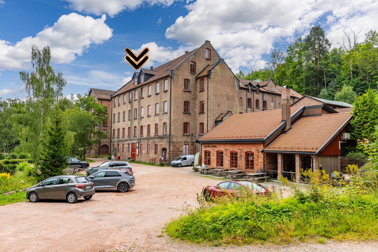 Godt med parkeringsplasser og gjesteplasser på feltet. Galleribilde