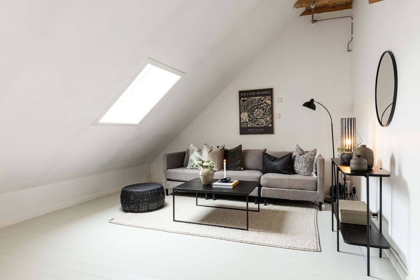 Leiligheten har flere vinkler som gir naturlige soner - her er det også mulighet for etablering av soverom 2 - godkjent i byggetegninger. Galleribilde