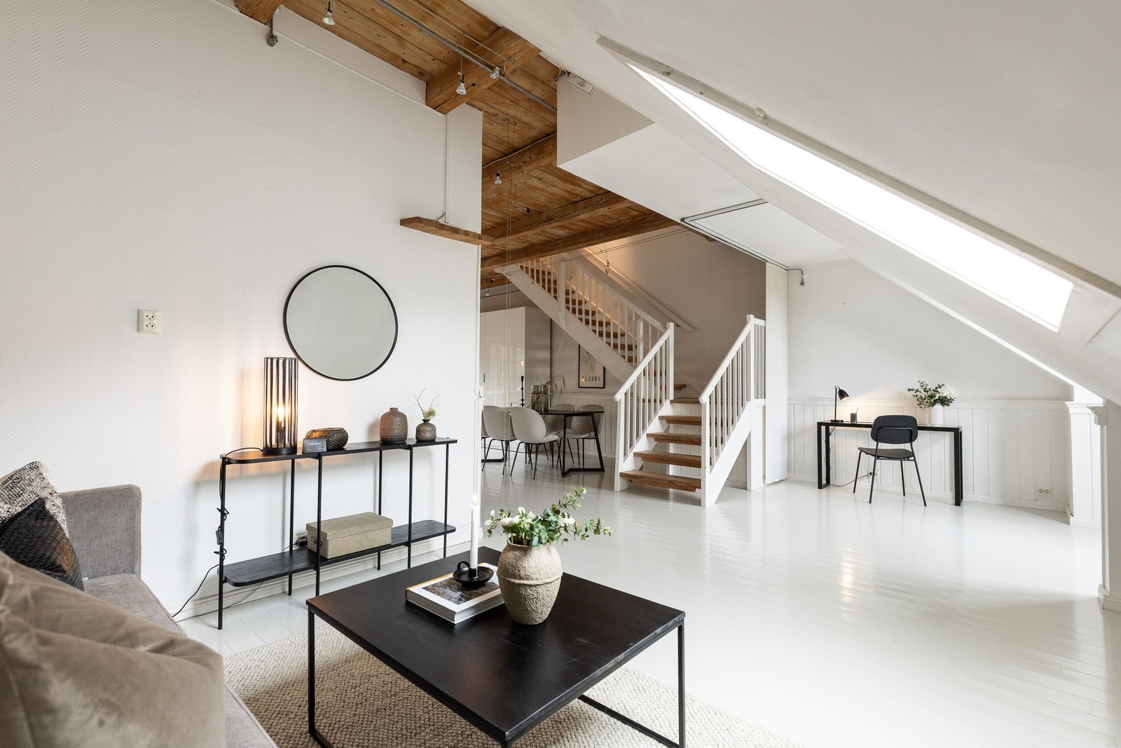 tuen er holdt i lyse fargetoner med himlingen bevart i sin naturlige trestruktur. Galleribilde