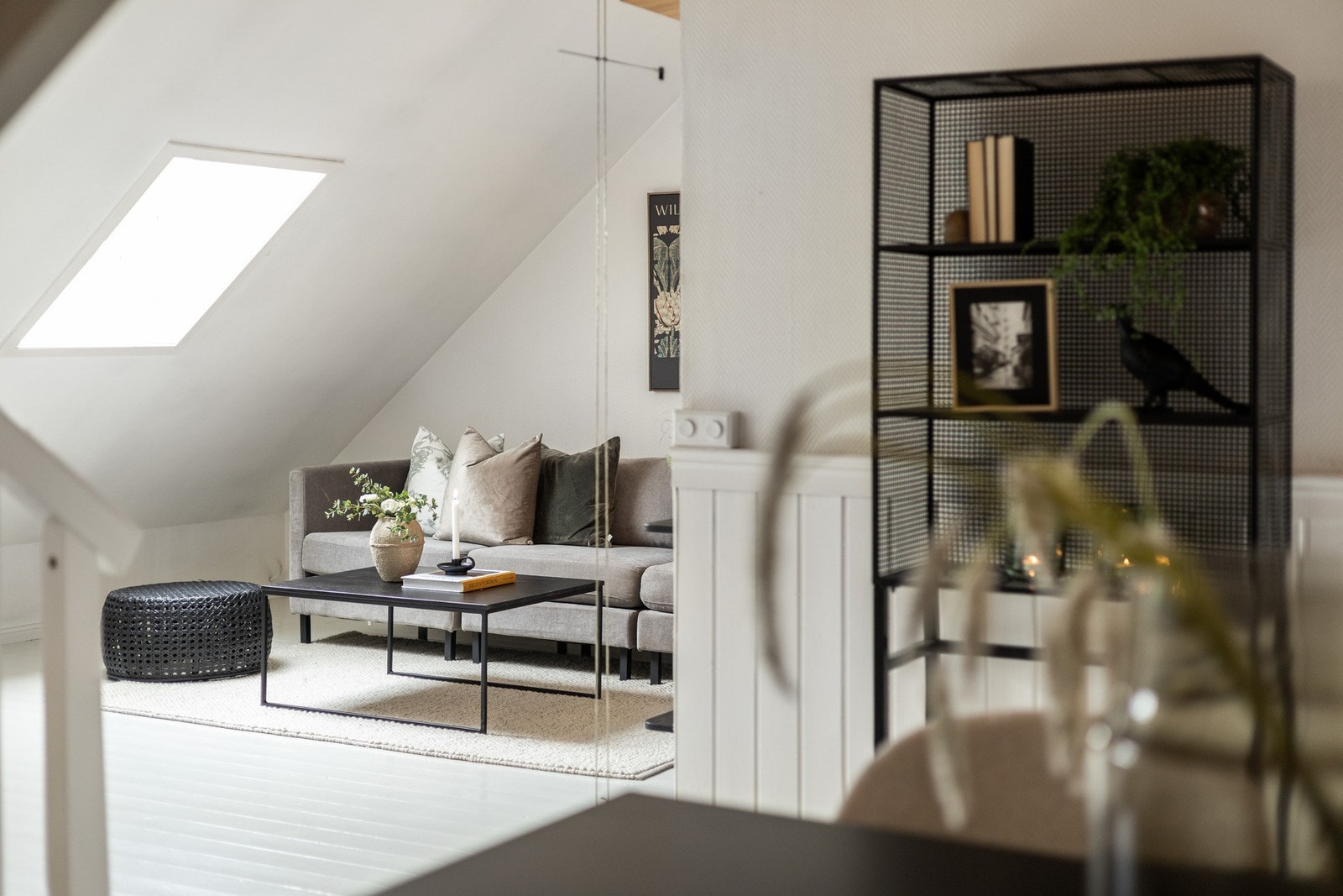 Leiligheten holder en sjarmerende og velholdt standard med generøs takhøyde Galleribilde