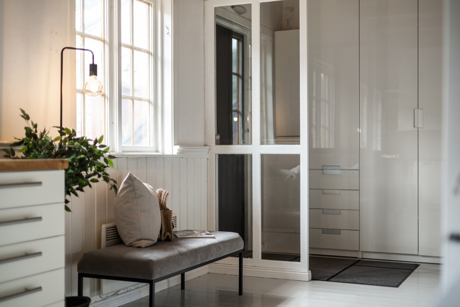 Gode oppbevarings muligheter i entréen. Galleribilde