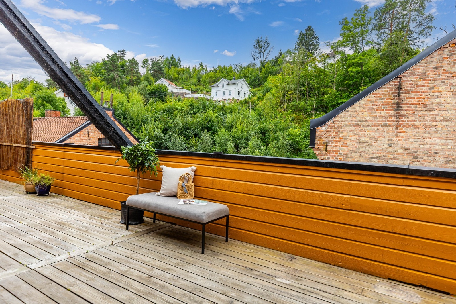 Terrassen/svalgangen vender mot sydvest og byr på gode solforhold. Galleribilde