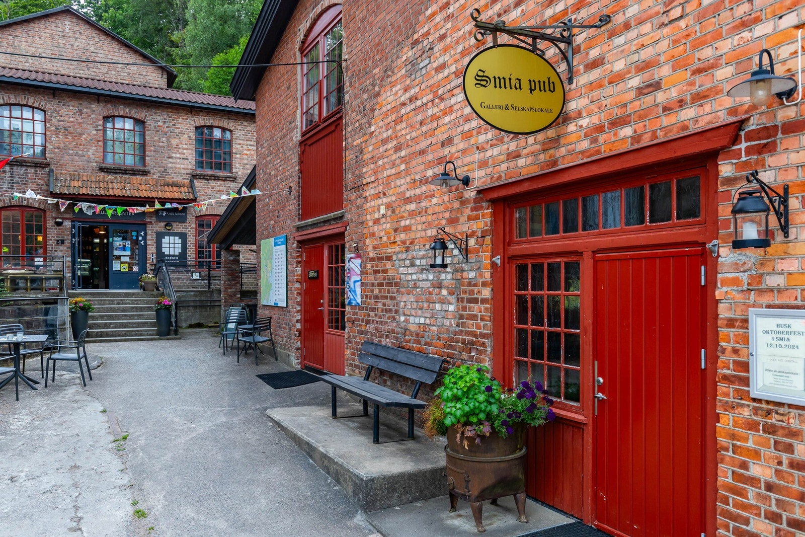Fossekleiva kultursenter og Berger museum, som byr på utstillinger, kunsthåndverk, konserter og hyggelige Café Jebsen Galleribilde