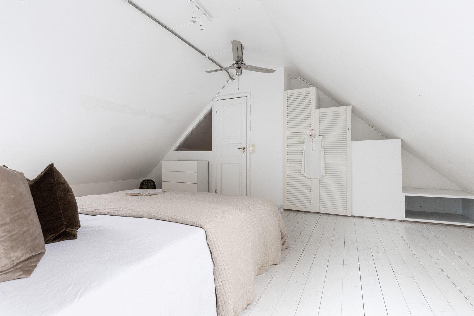 Gode oppbevarings muligheter i enden av soverommet. Galleribilde