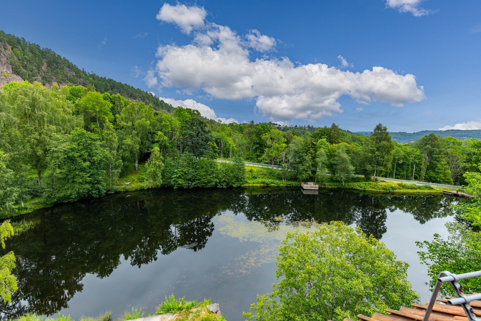 Fra vinduspost har du trivelig utsyn mot Fosskleiva Galleribilde