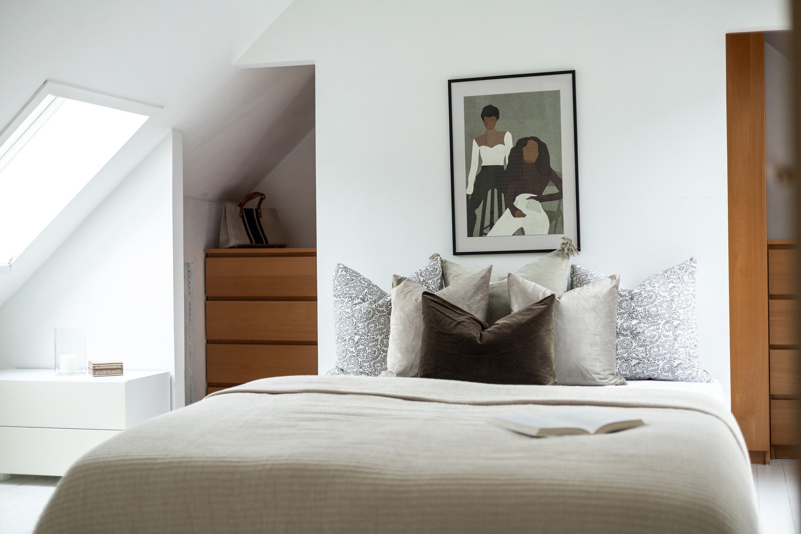 Her får du elegant plass til dobbeltseng. Galleribilde