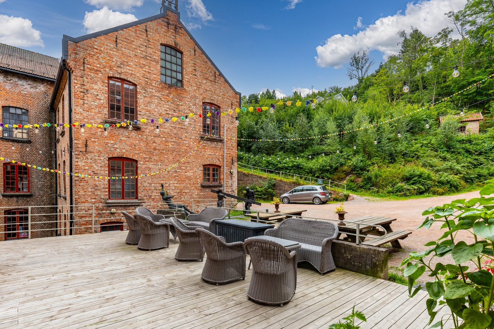 I bakgården er det et svært hyggelig utemiljø. Galleribilde