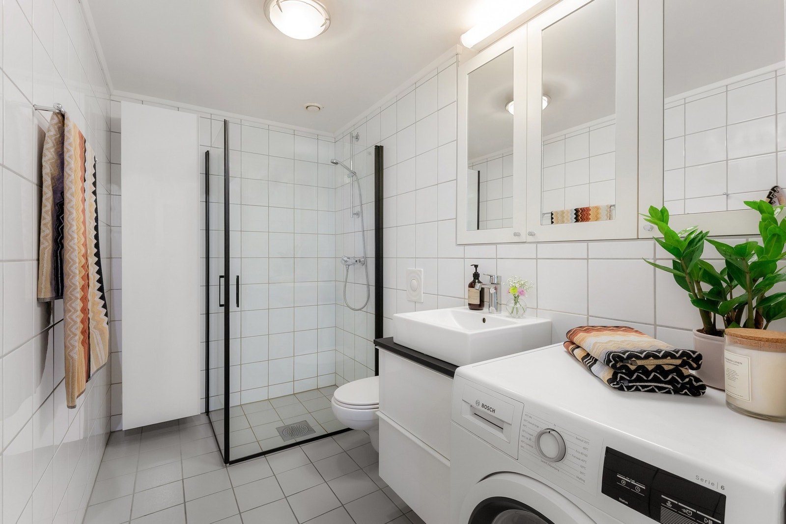 Flislagt bad med varme i gulv. Vartmtvann er inkludert i felleskostnadene. Galleribilde