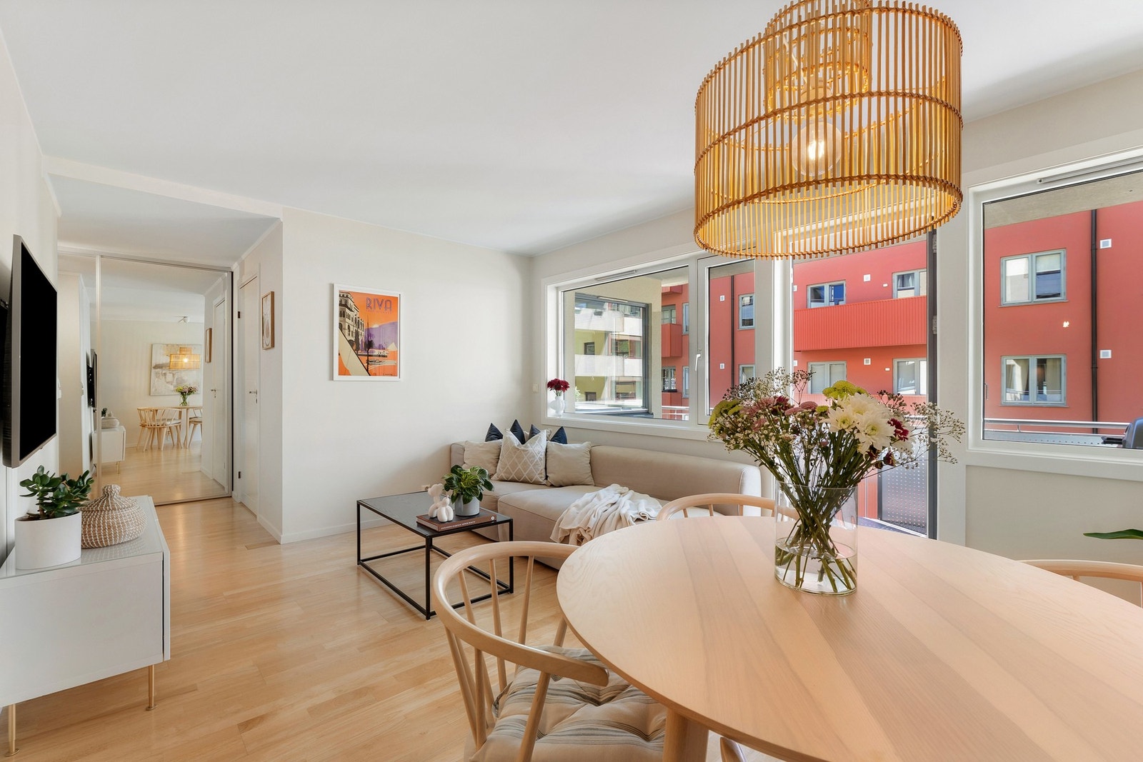 Store vindusflater gir rikelig med naturlig lys inn i leiligheten. Galleribilde