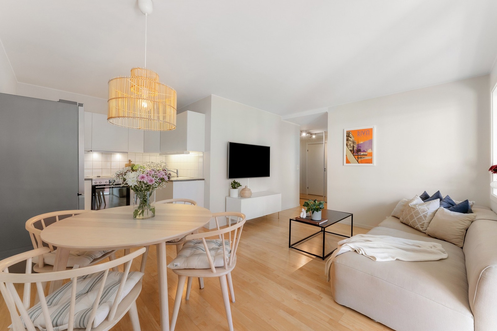 Sosial og åpen løsning mellom stuen og kjøkkenet. Galleribilde