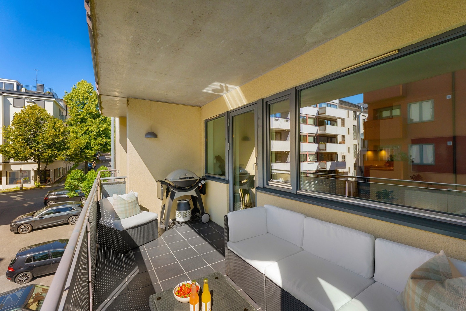 Det er god plass til både grill og møblement. Galleribilde