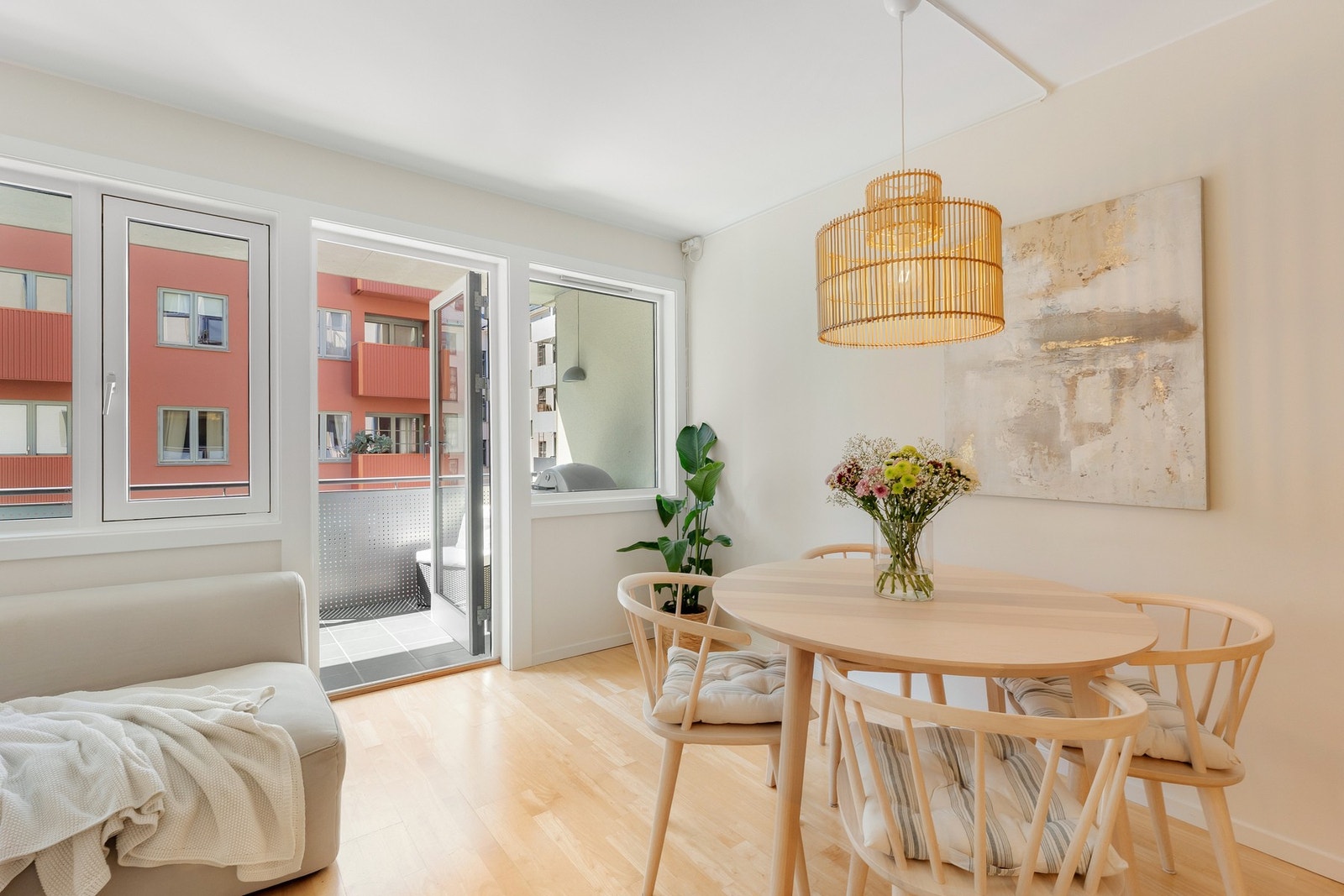 Vegger, lister og tak ble malt i 2024. Galleribilde