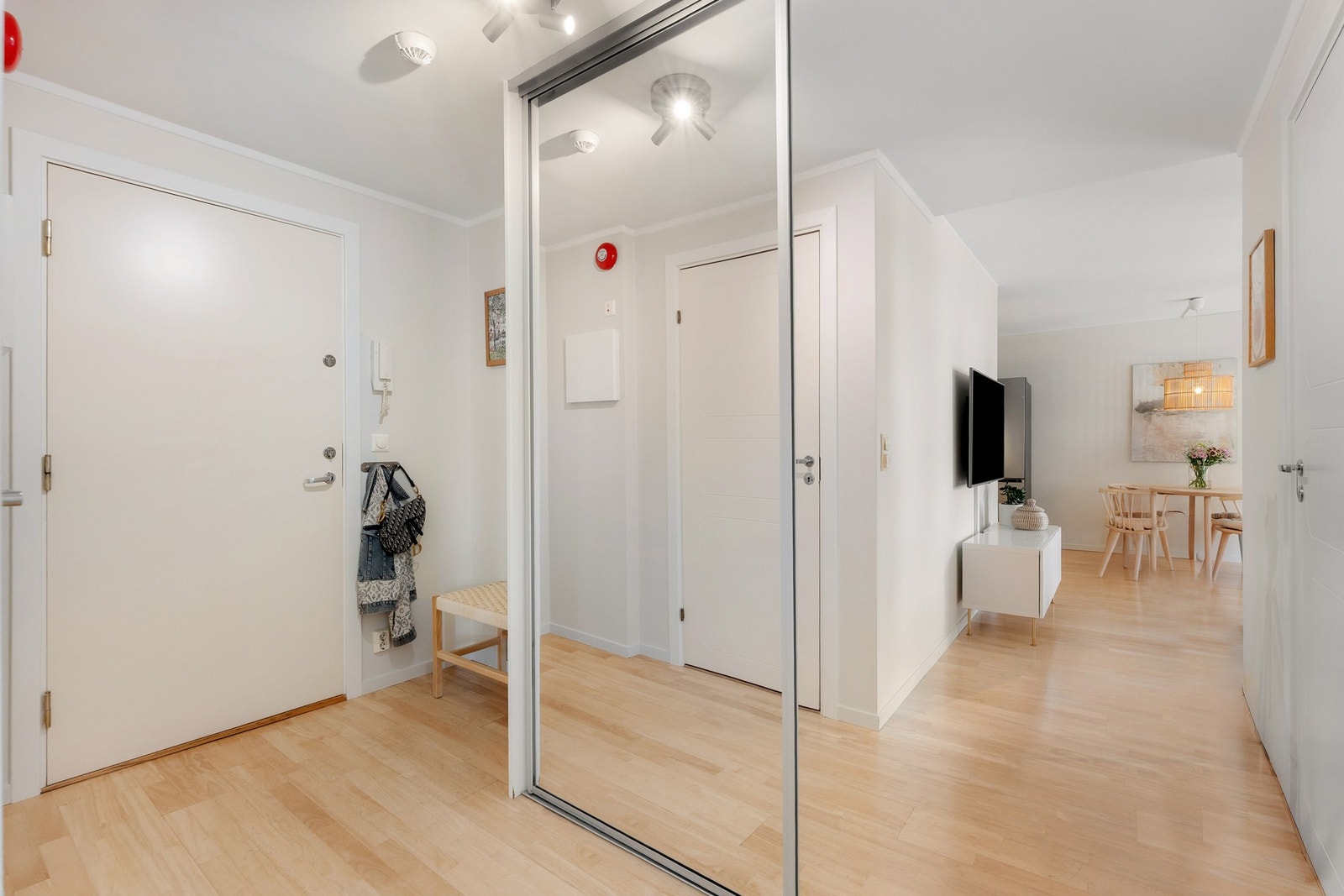 Stor skyvedørsgarderobe med speilfronter i gangen. Galleribilde