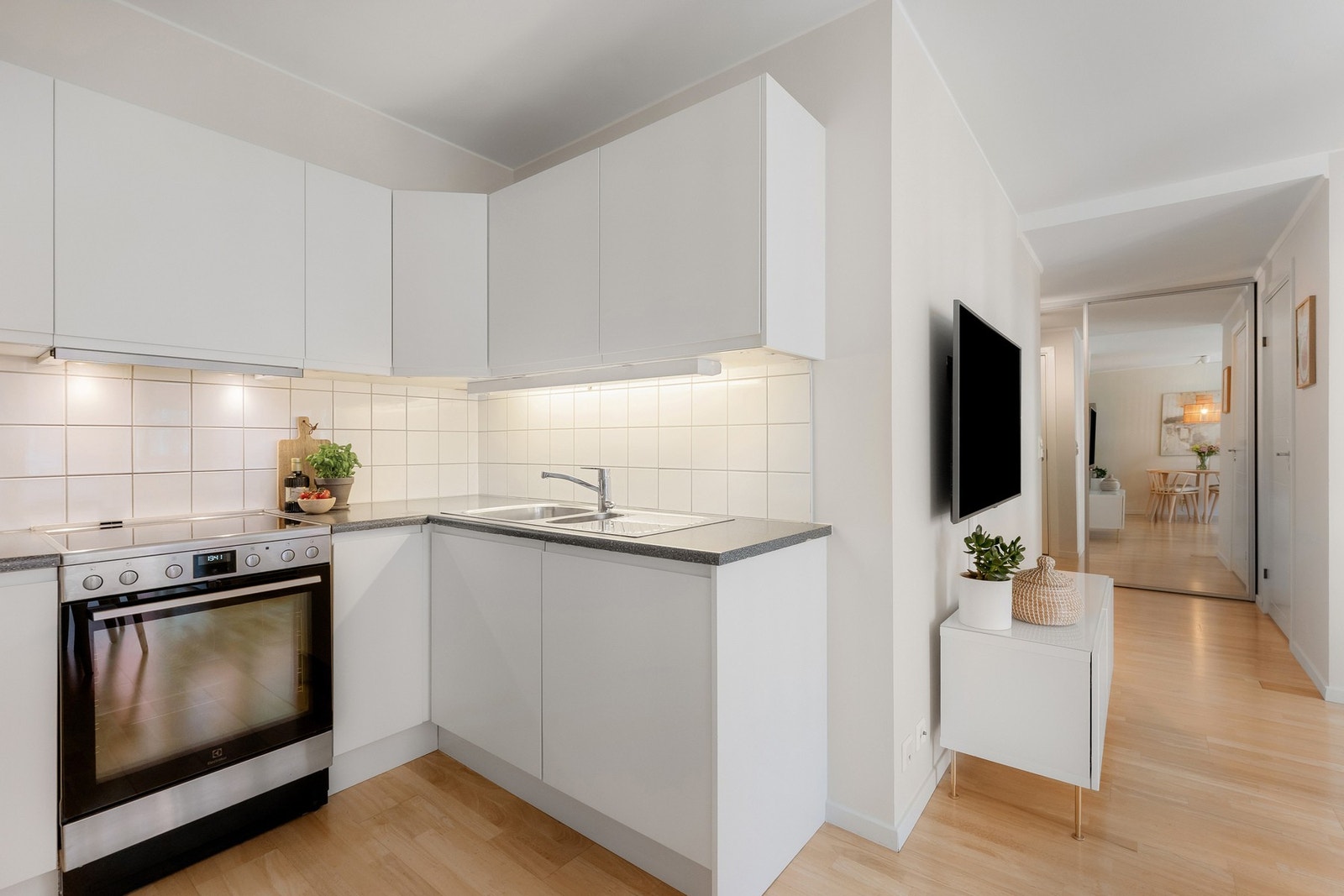 Kjøkkenet har godt med skap- og benkeplass. Galleribilde