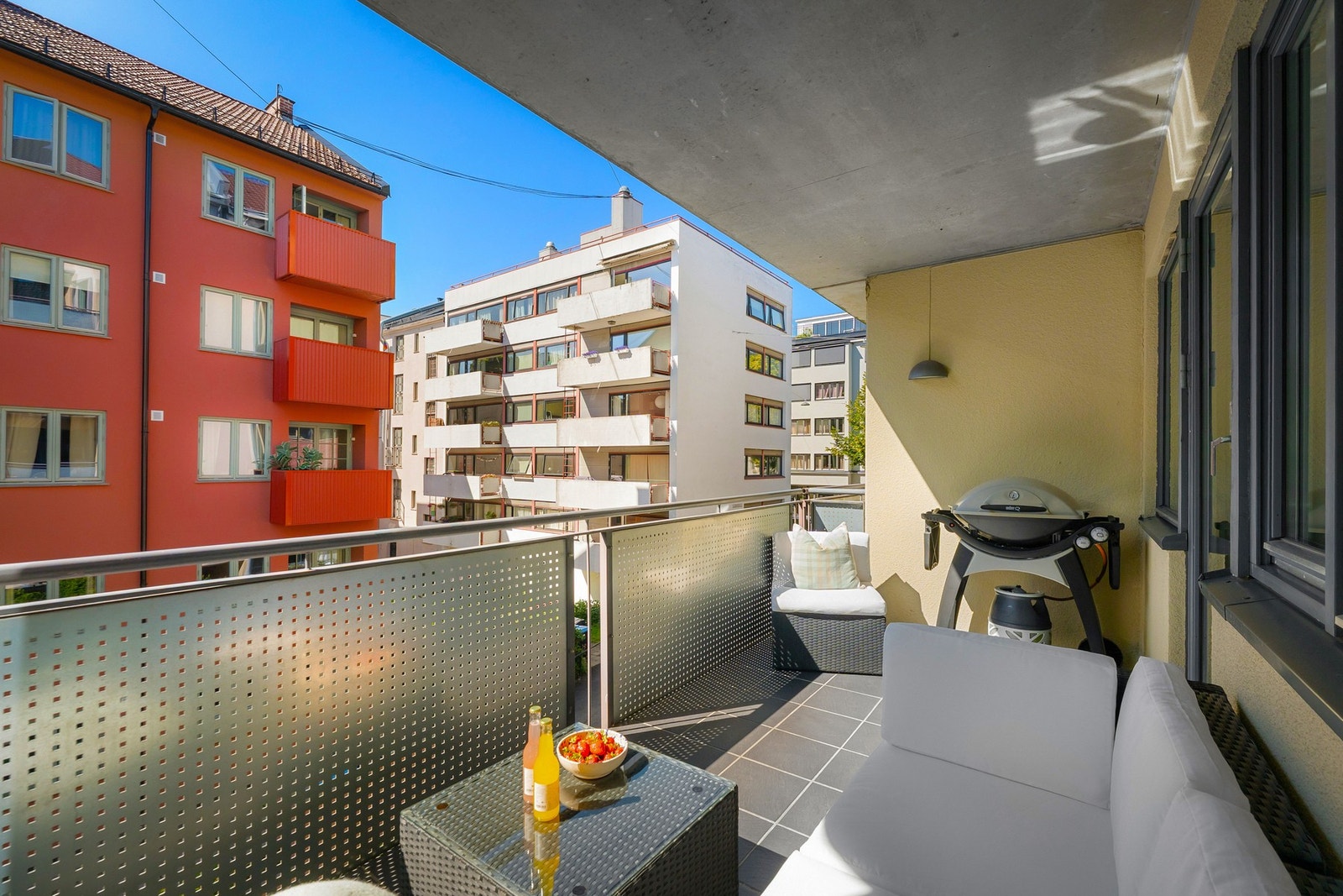 Balkongen er på 9 kvm og oppleves som en forlengelse av stuen store deler av året. Galleribilde