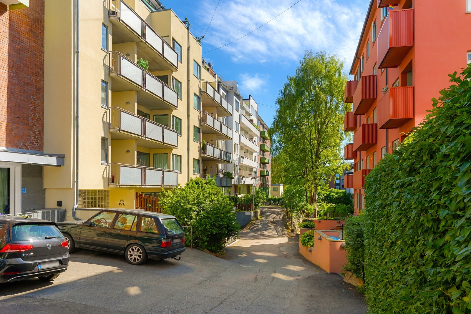 Leiligheten ligger skjermet til med "alle" byens fasiliteter rett utenfor døren. Galleribilde