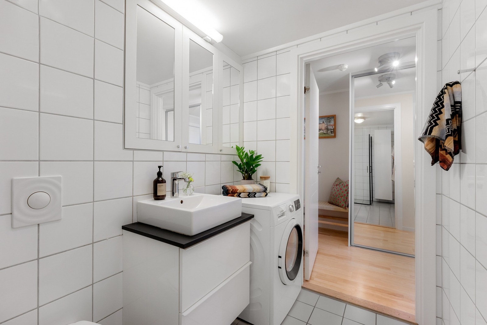 Ny servant, skuffeseksjon, vegghengt høyskap og dusjdører i 2019. Galleribilde