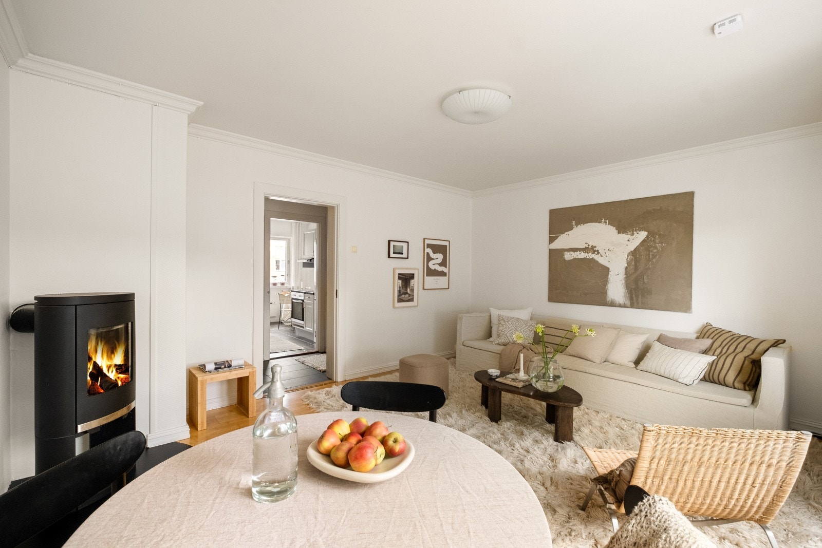 Det er enkel adkomst mellom stue og kjøkken, slik at serveringen unnagjøres raskt og effektivt. Galleribilde