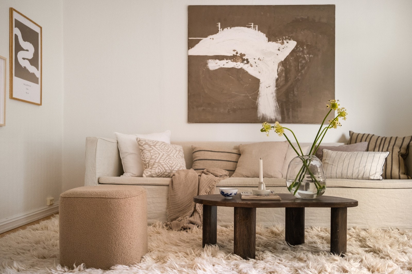 Boligen er holdt i lyse og lekre farger. Galleribilde