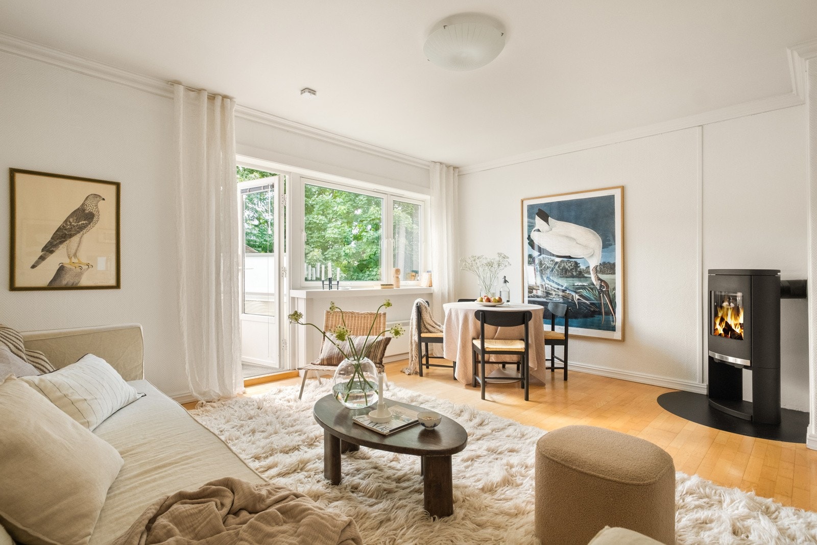 Stuen er lys og åpen med vindusflater mot sydvest. Galleribilde