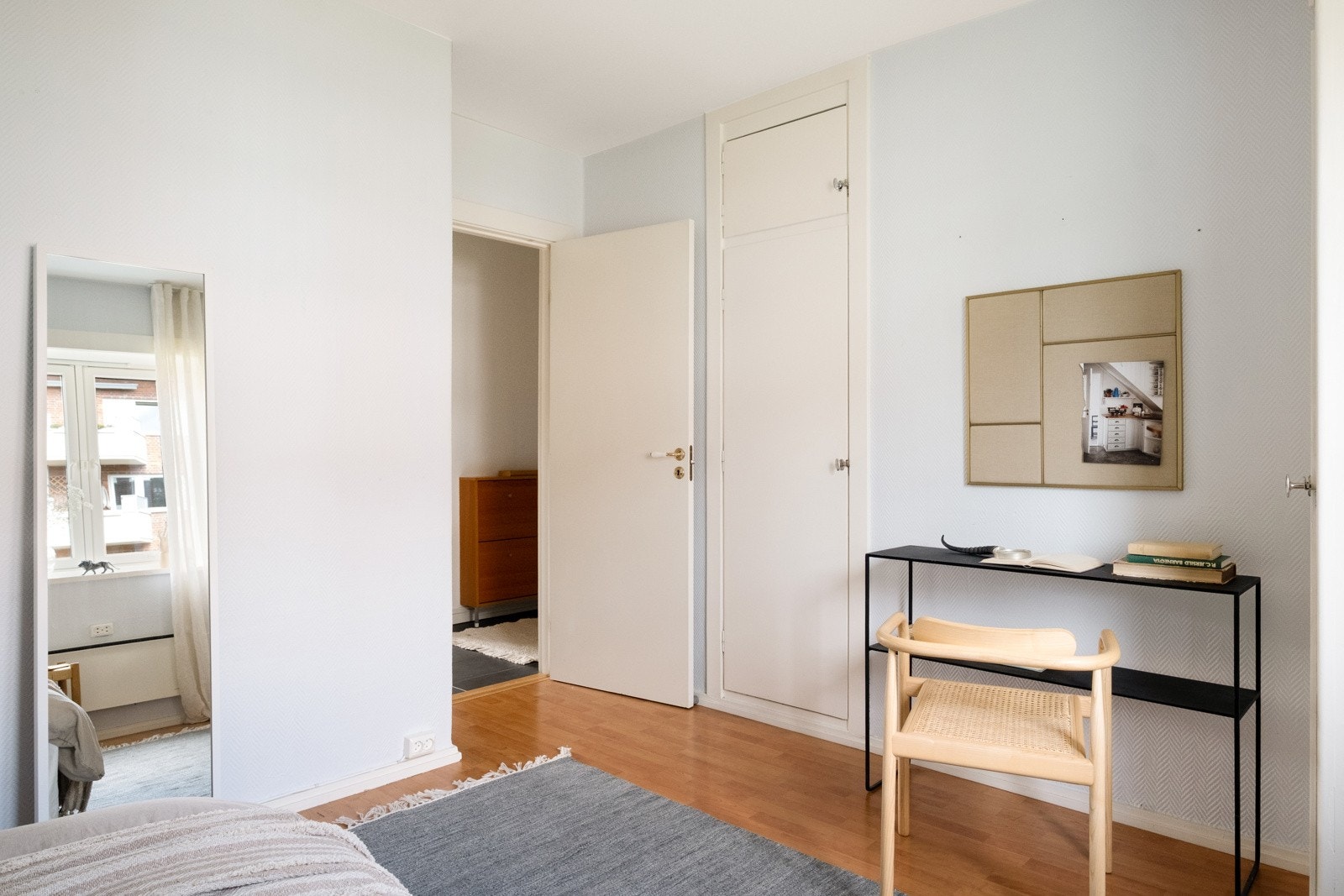 Soverommene er naturlig adskilt fra den sosiale sonen med mellomliggende entré og baderom. Galleribilde