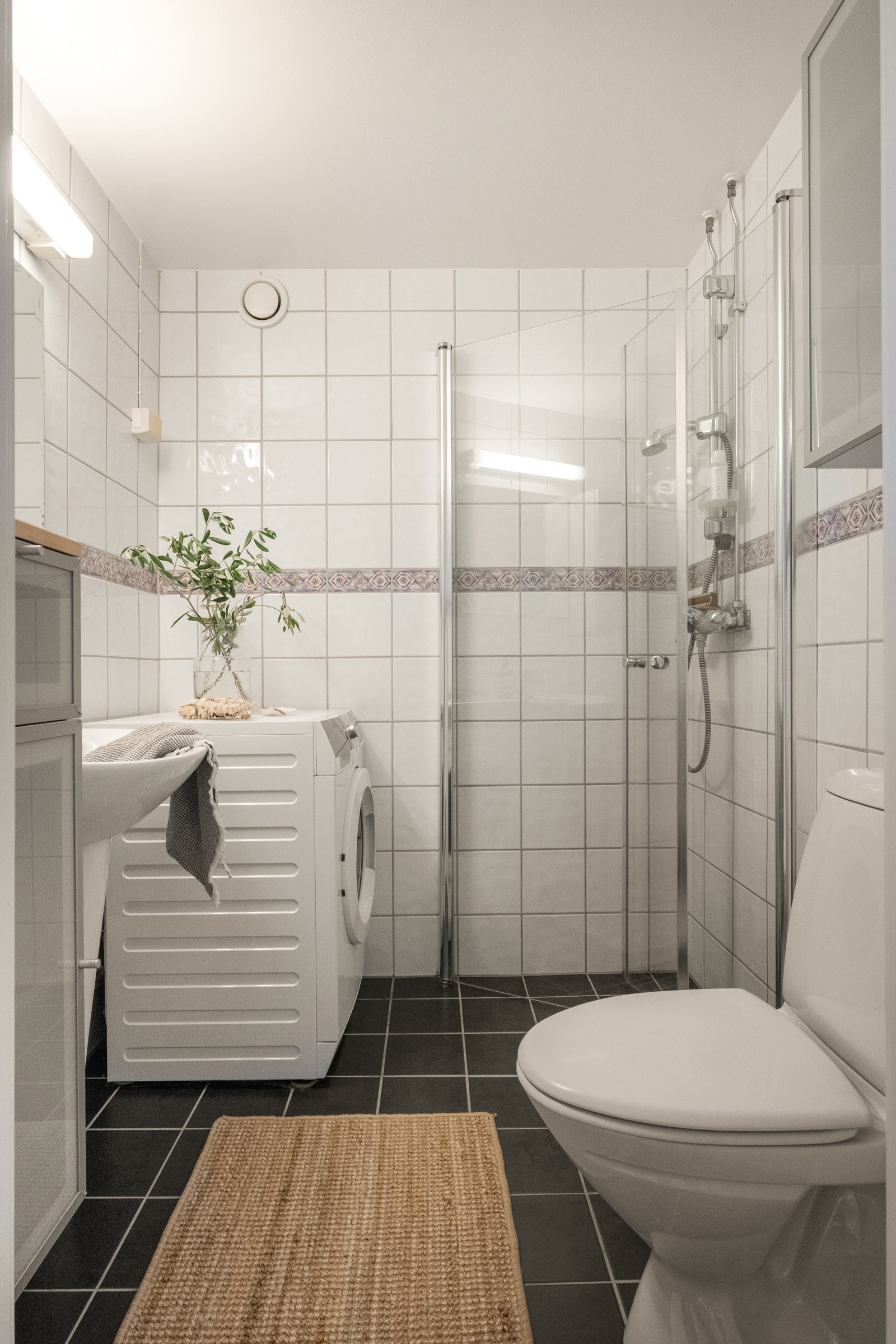 Badet har opplegg for vaskemaskin. Det er montert varme i gulvet. Galleribilde